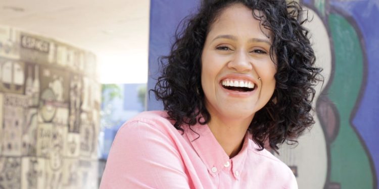 Débora Valente lança turnê de 10 anos de carreira no Clube do Choro