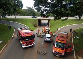 Carro cai de uma altura de 4 metros em cima de outro veículo no DF