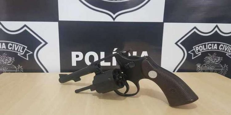 Polícia encontra arma usada por aluno para matar professor em Valparaíso