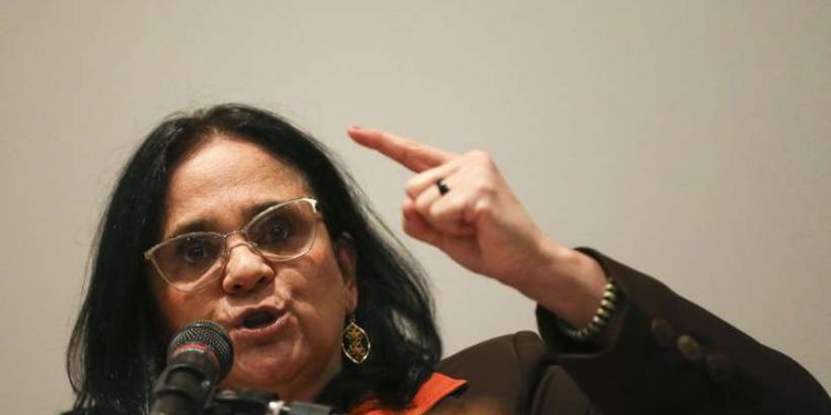 ‘Funai vai ficar com a mamãe Damares, e não com papai Moro’, diz Damares