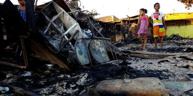 Curto-circuito pode ser causa de fogo que deixou 35 famílias desalojadas