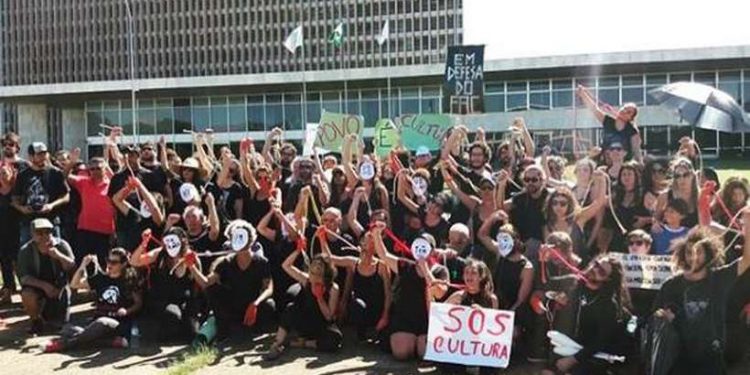 Trabalhadores da cultura criticam cancelamento de edital do FAC