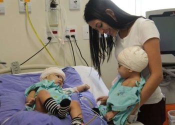 ‘Finalmente estavam ali, juntinhas’, comemora mãe das gêmeas Lis e Mel