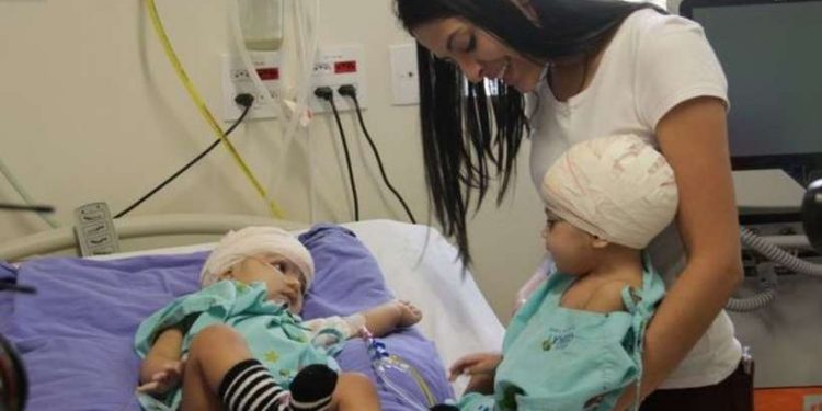 ‘Finalmente estavam ali, juntinhas’, comemora mãe das gêmeas Lis e Mel