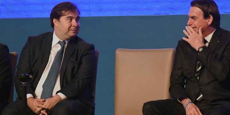 Não há maldade quando Bolsonaro fala no poder que tem ‘com a caneta’, diz Maia