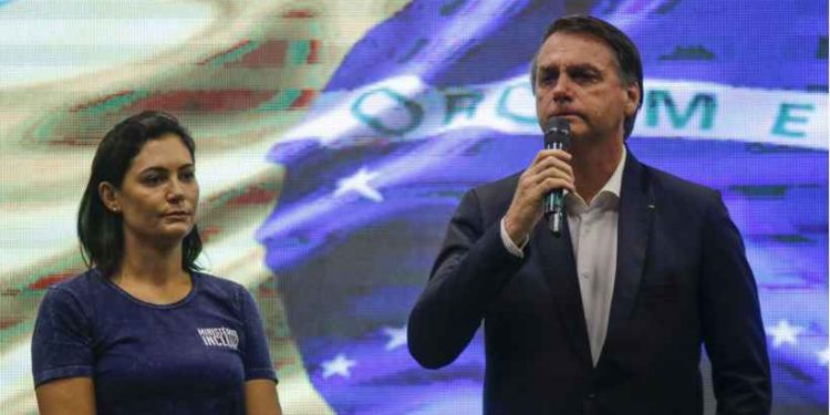 A pedido de Michelle, Bolsonaro vai rever artigo da reforma da Previdência