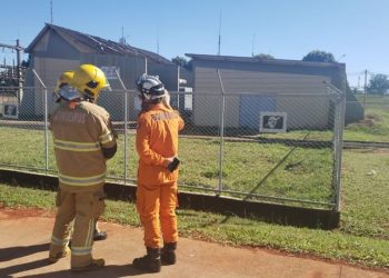Bombeiros fazem resfriamento em subestação para evitar novo incêndio