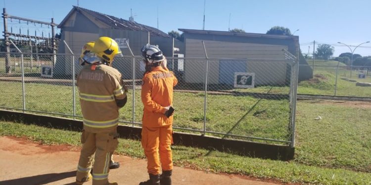 Bombeiros fazem resfriamento em subestação para evitar novo incêndio