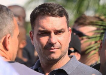 Flávio Bolsonaro reencontra Witzel