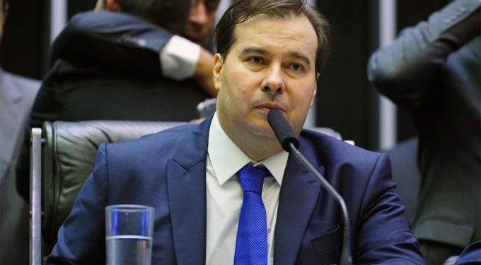 Maia abre e encerra sessão da Câmara sem votar MP dos ministérios