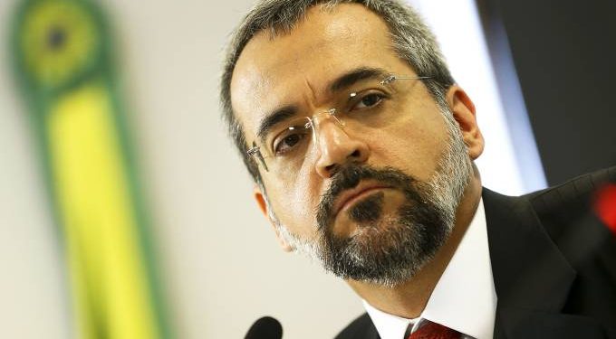 Ações de empresas privadas de educação disparam após cortes do MEC