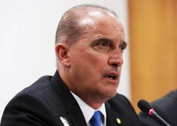 ‘Não vai cair nada’ do decreto de armas, diz Onyx após conversa com Maia