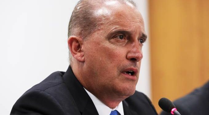 ‘Não vai cair nada’ do decreto de armas, diz Onyx após conversa com Maia