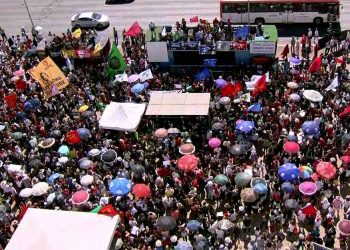 Manifestantes protestam em Brasília contra bloqueio de verbas na educação