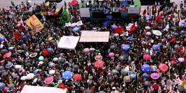 Manifestantes protestam em Brasília contra bloqueio de verbas na educação