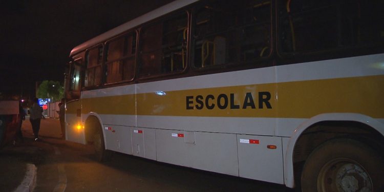 Ônibus escolar que atropelou mãe e filha levava alunos da rede pública do DF