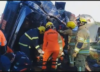 Trecho da BR-020 é liberado 10 horas após carreta tombar e vazar combustível no DF