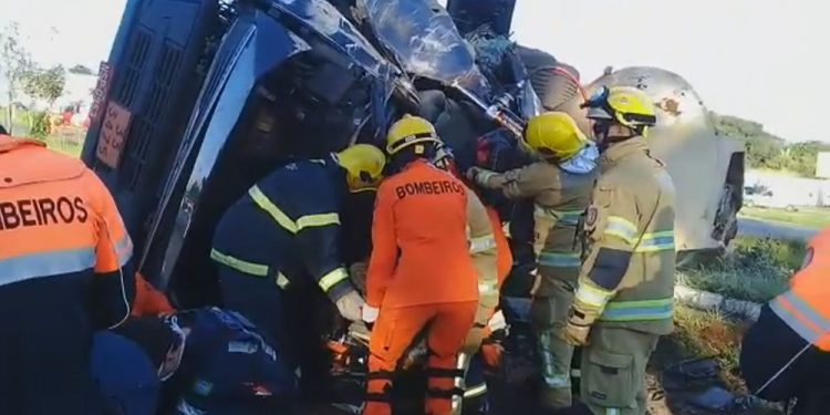 Trecho da BR-020 é liberado 10 horas após carreta tombar e vazar combustível no DF