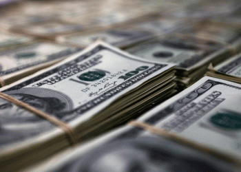 Dólar tem ligeira queda e Ibovespa sobe