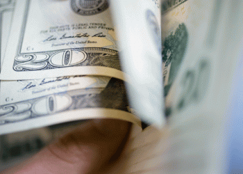 Dólar opera estável após divulgação do PIB do 1º trimestre