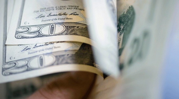 Dólar opera estável após divulgação do PIB do 1º trimestre