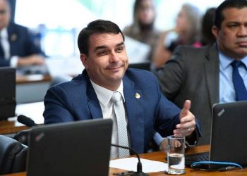 Governo tem confiança em Flávio Bolsonaro, diz Onyx