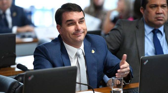 Governo tem confiança em Flávio Bolsonaro, diz Onyx