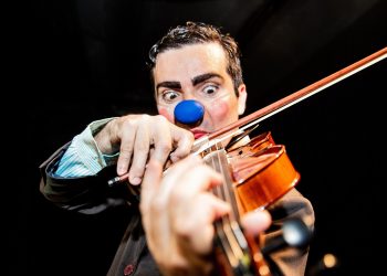 Espetáculo ‘Violinista Mosca Morta’ mistura mímica, palhaçaria, música no DF