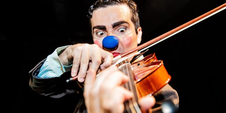 Espetáculo ‘Violinista Mosca Morta’ mistura mímica, palhaçaria, música no DF