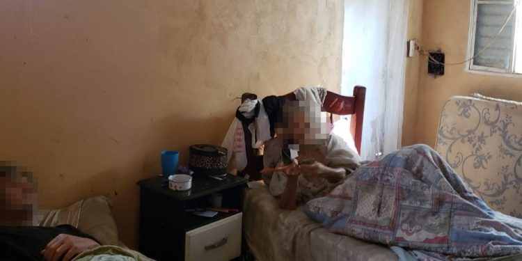 Homem é preso por manter familiares idosos em condições de maus-tratos no DF