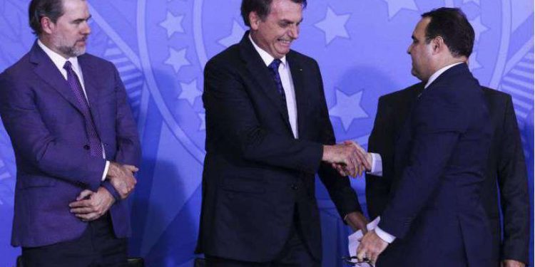 Nova guerra entre Bolsonaro e Congresso torna incerto rumo da Previdência