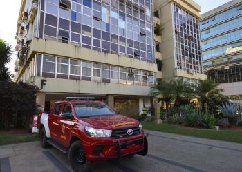 Vazamento em cilindro de oxigênio deixa técnica de enfermagem ferida