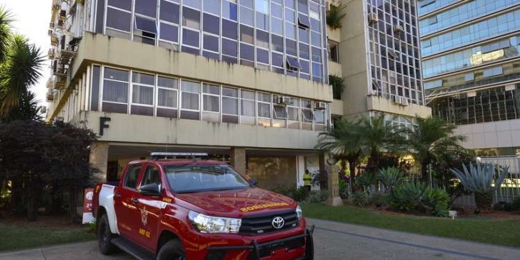 Vazamento em cilindro de oxigênio deixa técnica de enfermagem ferida