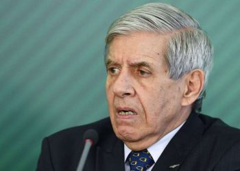 ‘Foi agora? Bolsonaro nem sabe’, diz Heleno sobre prisão de assessor de ministro