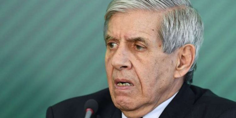 ‘Foi agora? Bolsonaro nem sabe’, diz Heleno sobre prisão de assessor de ministro