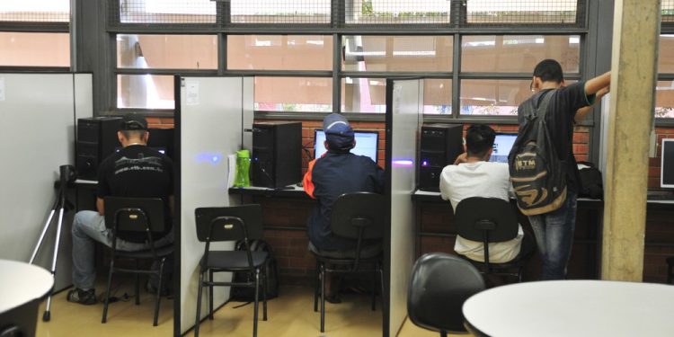 Alunos da rede pública do DF terão acesso a Youtube e Netflix nas escolas