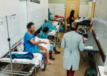 Superlotação: imagens mostram pacientes em corredores de hospital público do DF