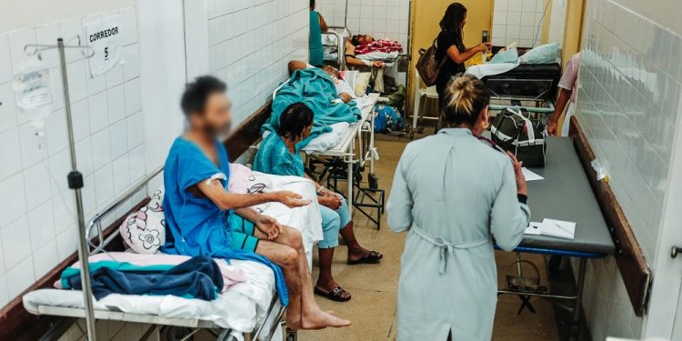 Superlotação: imagens mostram pacientes em corredores de hospital público do DF