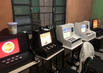 PM apreende 13 máquinas caça-níqueis em residência do DF