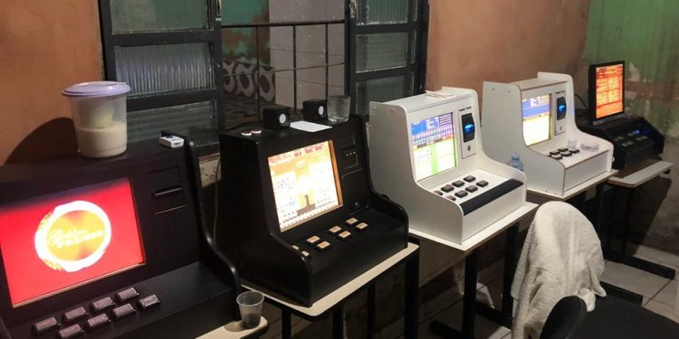 PM apreende 13 máquinas caça-níqueis em residência do DF