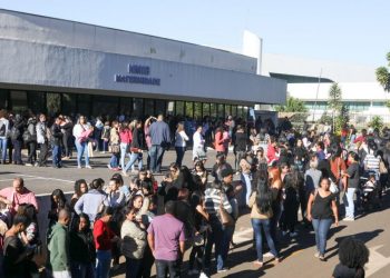 Ação para colocar DIU tem tumulto e filas enormes em hospital do DF