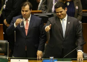 Só metade dos Senadores renunciam à aposentadoria especial