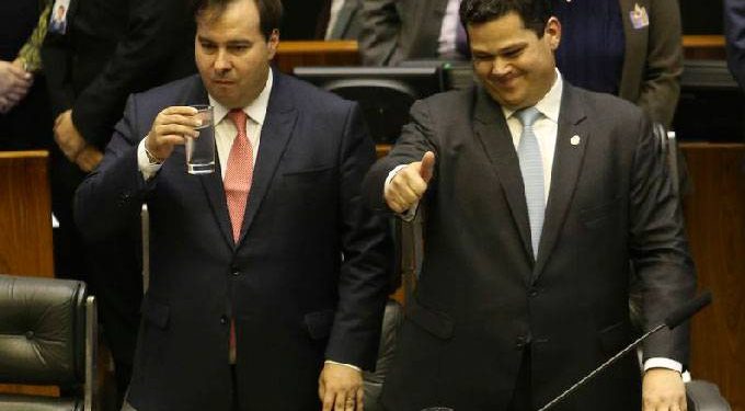 Só metade dos Senadores renunciam à aposentadoria especial