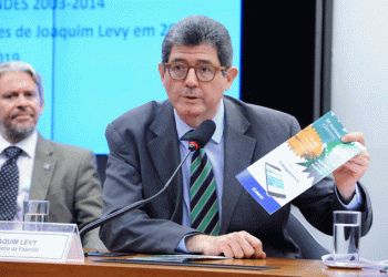 Governo precisa decidir o que quer do BNDES, diz Levy sobre FAT