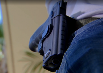 Jovem de 20 anos morre baleado por policial militar dentro de bar no DF