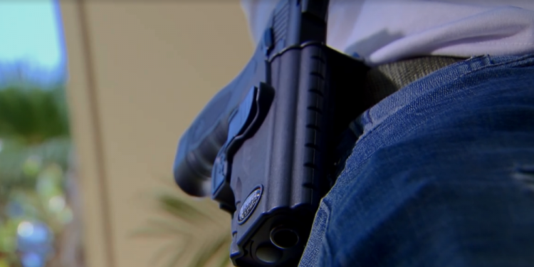 Jovem de 20 anos morre baleado por policial militar dentro de bar no DF