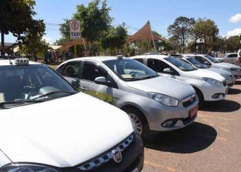 Recadastramento encontra indícios de irregularidade em 300 taxistas do DF