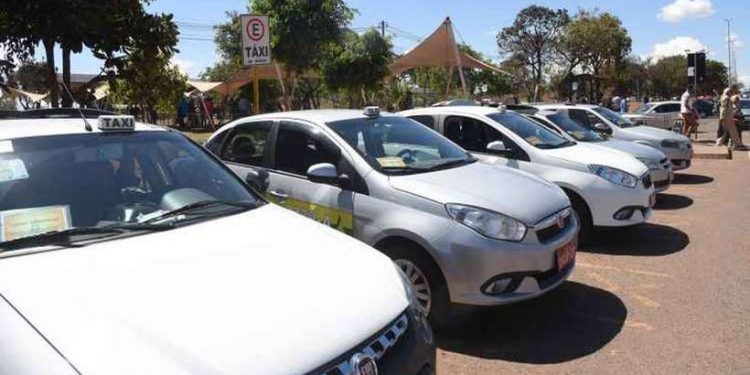 Recadastramento encontra indícios de irregularidade em 300 taxistas do DF