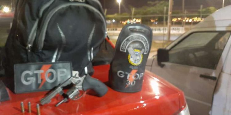 Motorista de aplicativo é assaltado e ameaçado por adolescentes armados