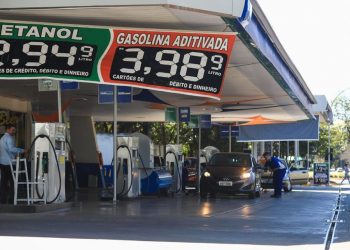 Preço do litro da gasolina volta a cair para menos de R$ 4 no DF
